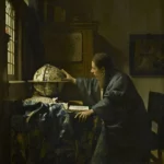 Un estudioso junto a la ventana examina un globo celeste con un libro abierto